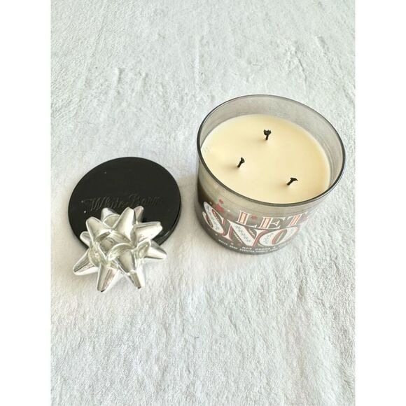 Bath and body works - let is snow candle - Picture 1 of 5